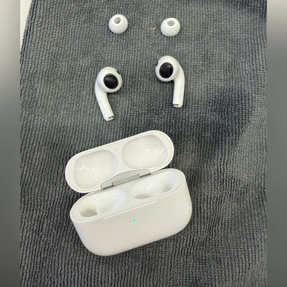 AirPod Pros 1st Gen - Wireless Earbuds with Case - Picture 3 of 14